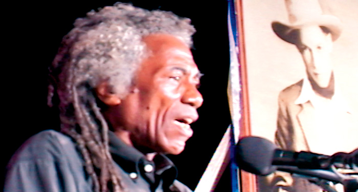 Presentan Antología poética de escritor David McField