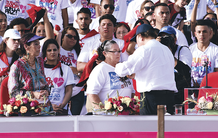 Daniel otorga Orden Augusto Sandino a Amada Pineda