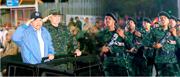 Leales y ﬁrmes, en desﬁle militar