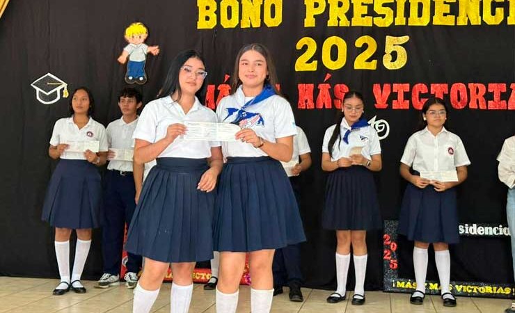 Alexa Paola Reyes Larios: La quinceañera de la FES