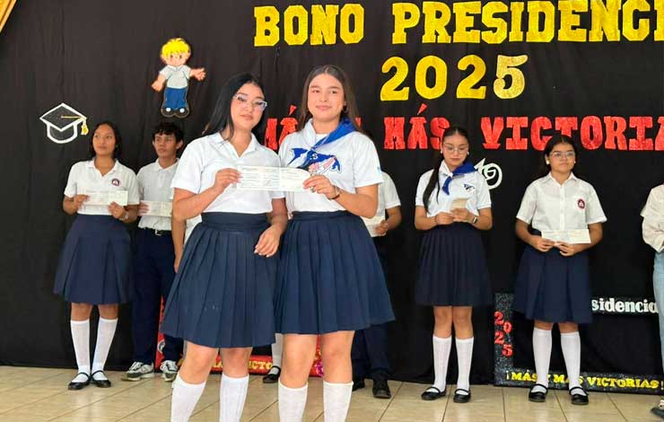 Alexa Paola Reyes Larios: La quinceañera de la FES