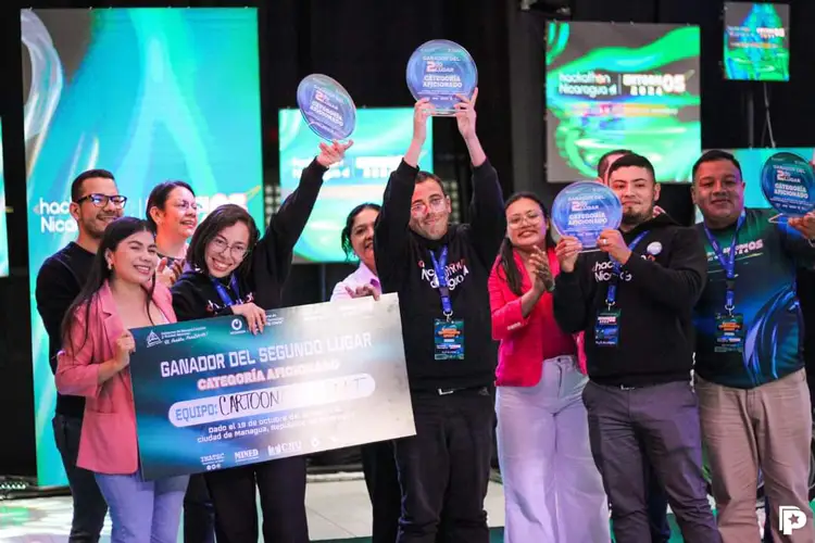 Foto de Jóvenes ganadores del Hackaton 2025