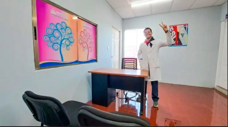 Foto de médico en el hospital psico social Carlos Arroyo Pineda