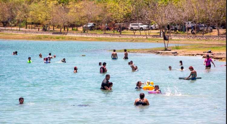 Nicaragüenses buscan alternativas para enfrentar el intenso calor