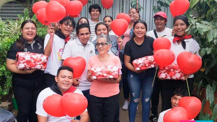 Entregan obsequios a las Madres de Héroes y Mártires
