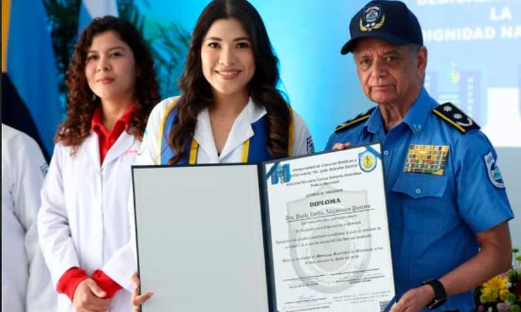 Nuevos médicos especialistas para servir a Nicaragua