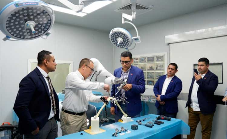 Médicos se capacitan sobre tecnologías de Robótica e IA en China
